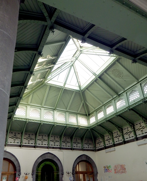 Jeanne Ashbé crèche - glazen dak van de binnenplaats