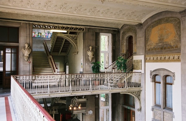 Instituut Diderot - ​Zicht op het bovenste deel van de overdekte binnenplaats en de galerij op verdieping