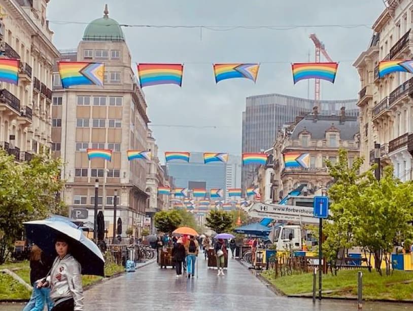 Regenboogvlaggen in de voetgangerszone