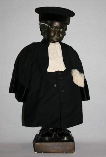 Manneken-Pis in toga van een advocaat