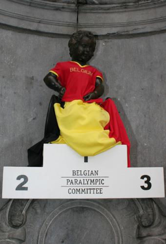 Manneken-Pis eert het Belgian Paralympic Committee
