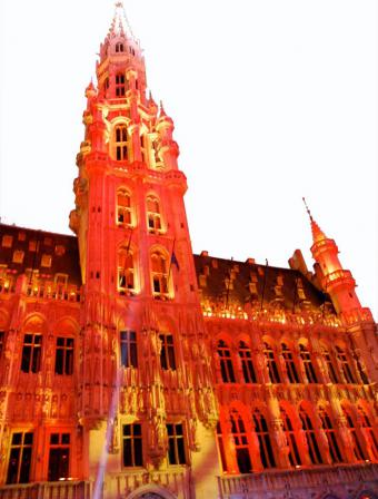 Stadhuis kleurt oranje