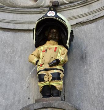Manneken-Pis eert slachtoffers aanslagen Brussel