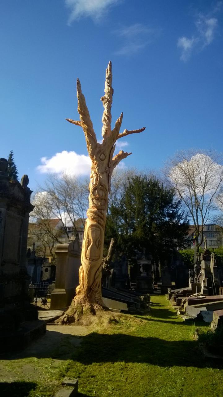 Gebeeldhouwde boom op kerkhof van Laken