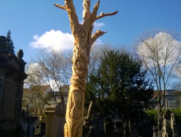 Gebeeldhouwde boom op kerkhof van Laken